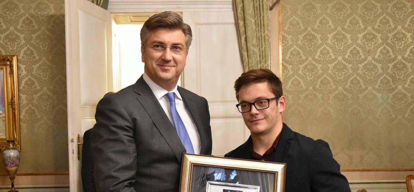 Predsjednik Vlade sa svjetskim prvakom u gimnastici Tinom Srbićem i izaslanstvom Hrvatskoga gimnastičkog saveza